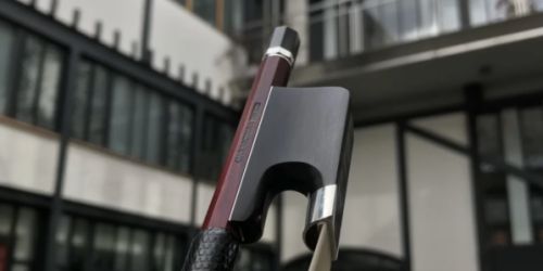 Archet de violoncelle fabriqué par Claudia Carmona.