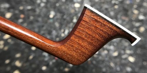 Tête d'archet de violoncelle.